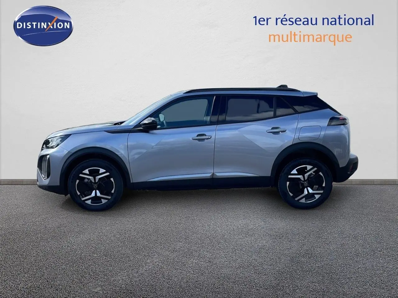 Profil côté gauche du SUV Peugeot 2008 gris Artense métallisé avec jantes noires et toit noir contrasté.
