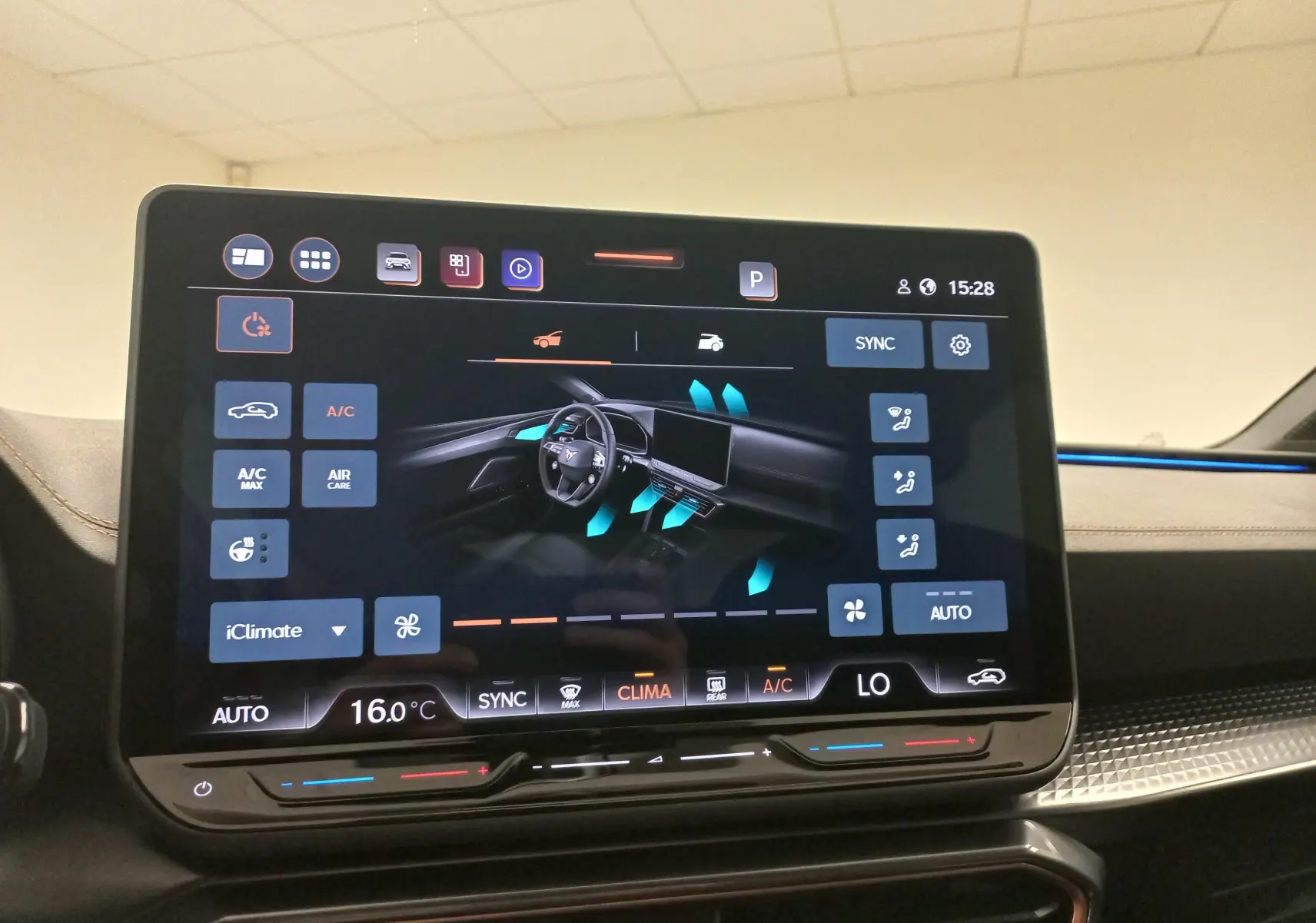 Écran tactile central affichant le système de climatisation du CUPRA Leon 2025 en intérieur, sans vue extérieure du véhicule.