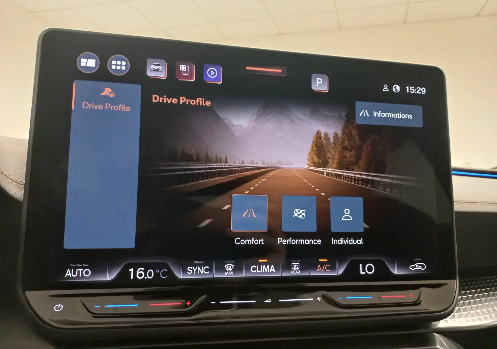 Écran tactile intérieur affichant le menu Drive Profile avec options Confort, Performance et Individual, ambiance moderne.
