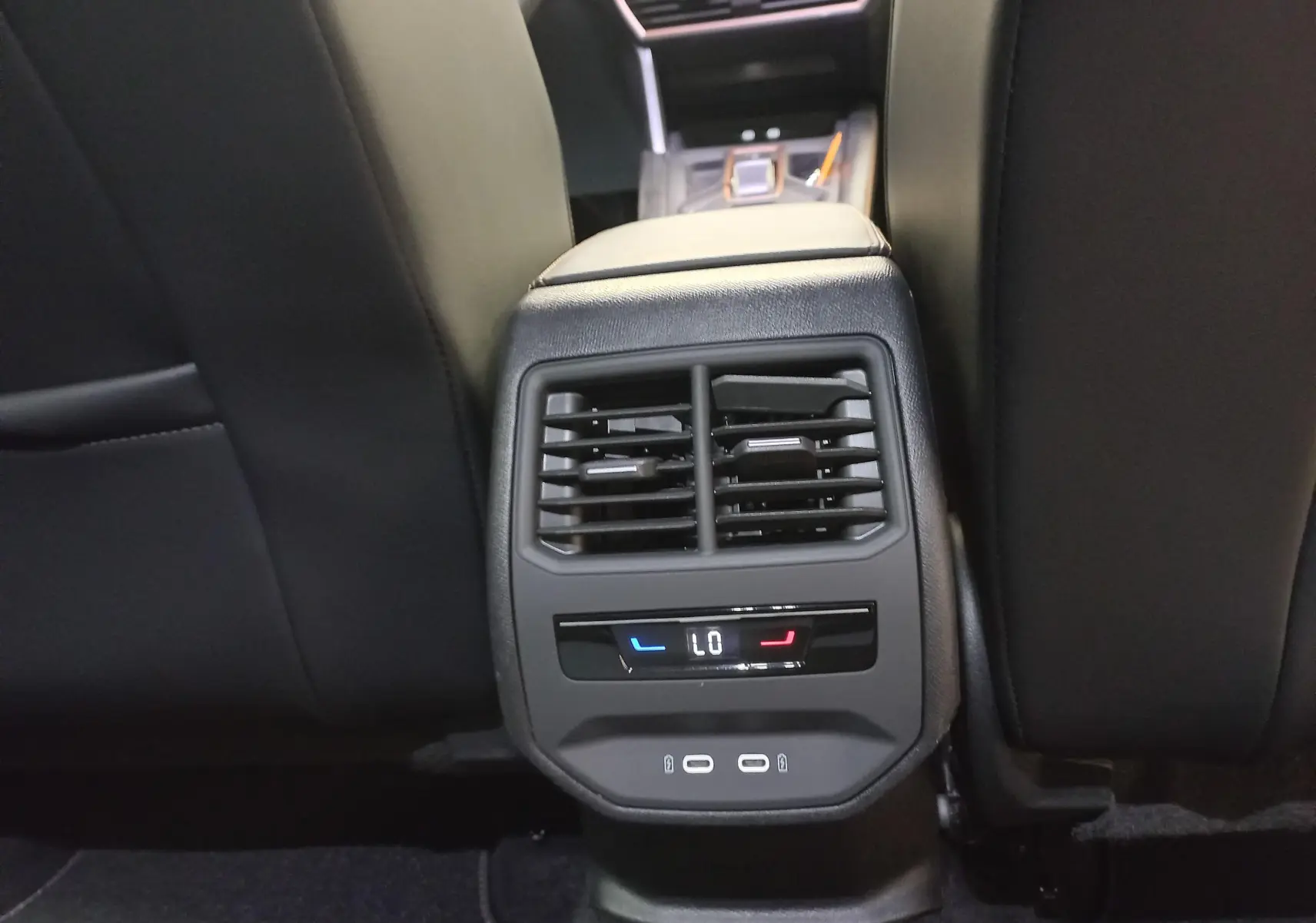 Détail de la console arrière avec bouches d’aération et commandes de climatisation dans une CUPRA Leon Phase 2.