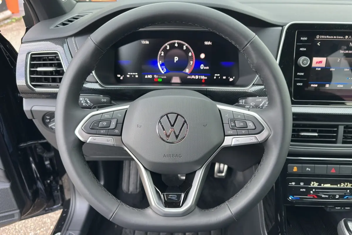 Vue rapprochée du volant cuir multifonctions et du tableau de bord numérique du Volkswagen T-Cross noir intense 2025.
