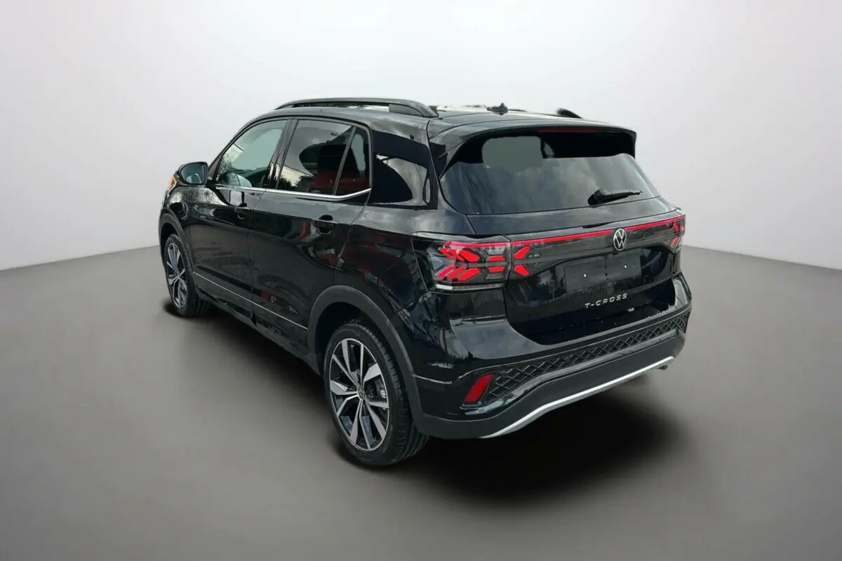 Volkswagen T-Cross noir intense en 3/4 arrière droit, jantes alu 18 pouces et feux arrière LED distinctifs.