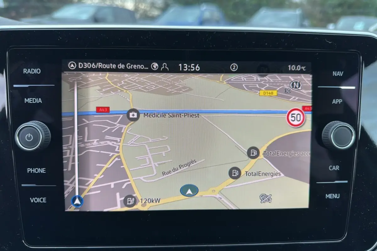 Écran tactile du système de navigation GPS du Volkswagen T-Cross TSI 116 DSG7 R-Line, affichage carte en couleur.