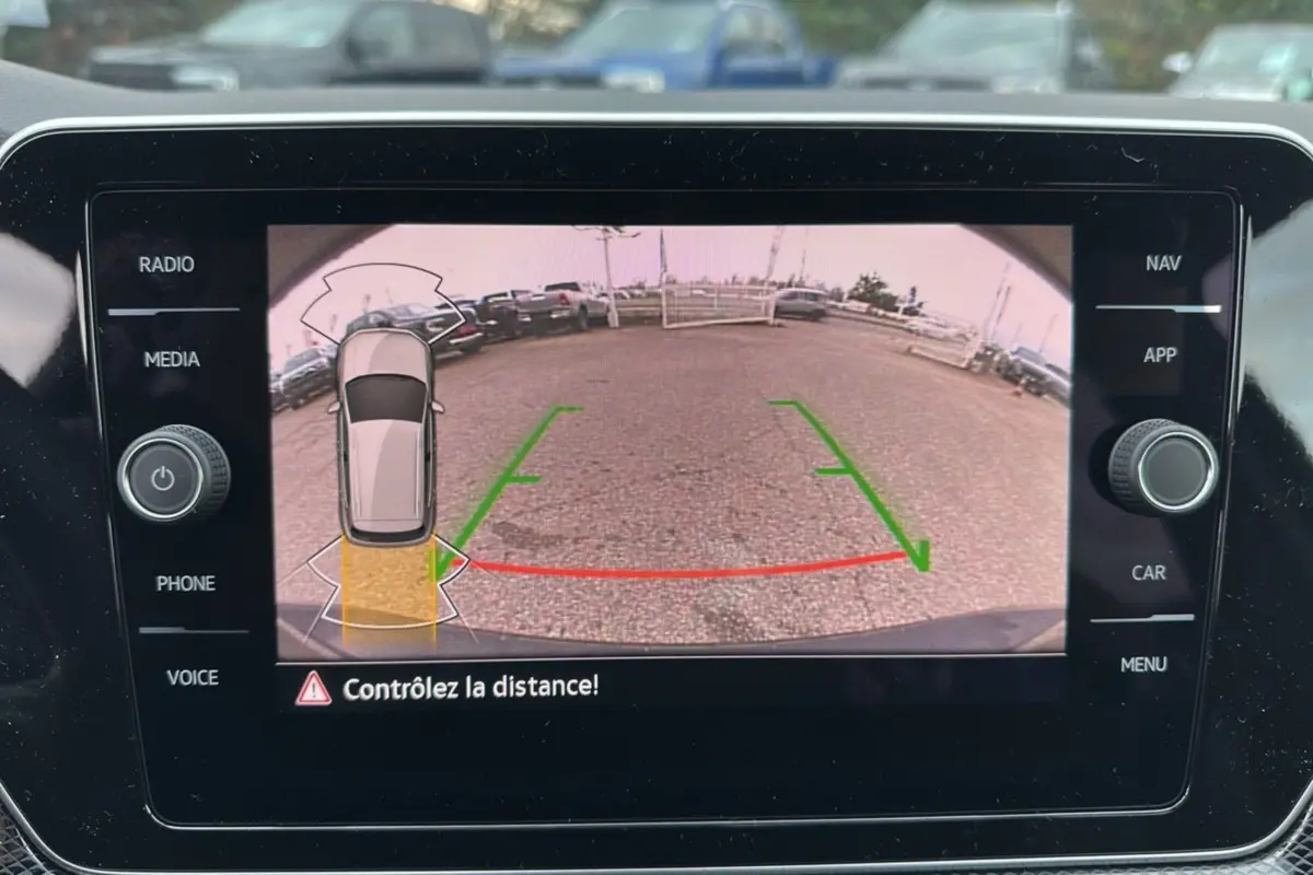 Écran de caméra de recul du Volkswagen T-Cross noir intense, affichant la vue arrière avec guidage de trajectoire.
