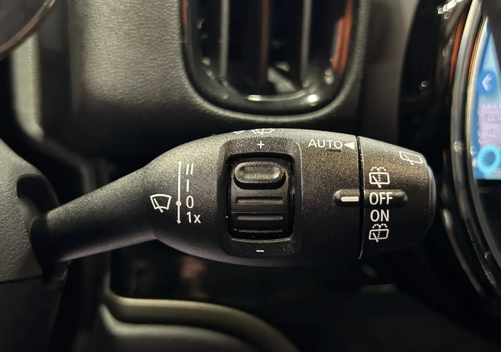 Gros plan sur la commande d’essuie-glace du MINI Countryman 2021, intérieur noir avec détails blancs.