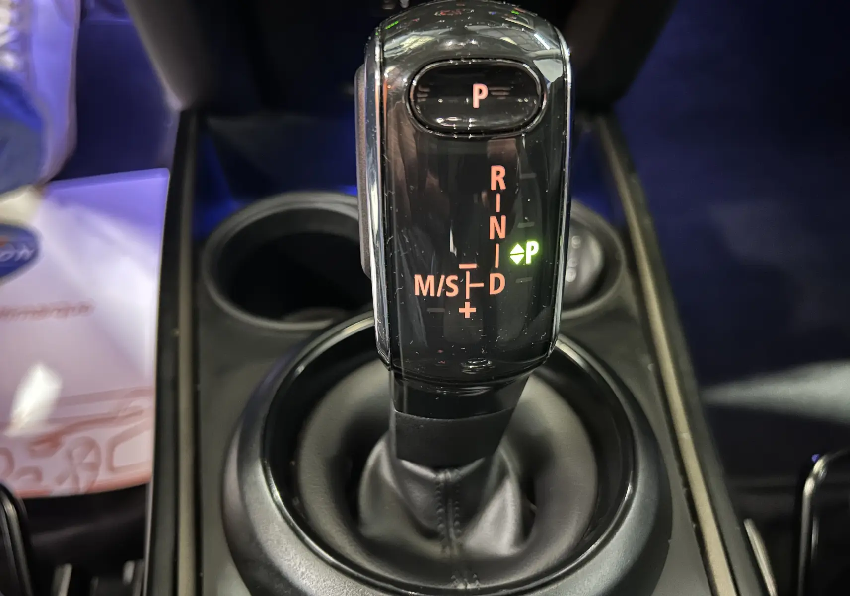 Le levier de vitesses automatique éclairé en noir et chrome du MINI Countryman 2021, vue rapprochée intérieure.
