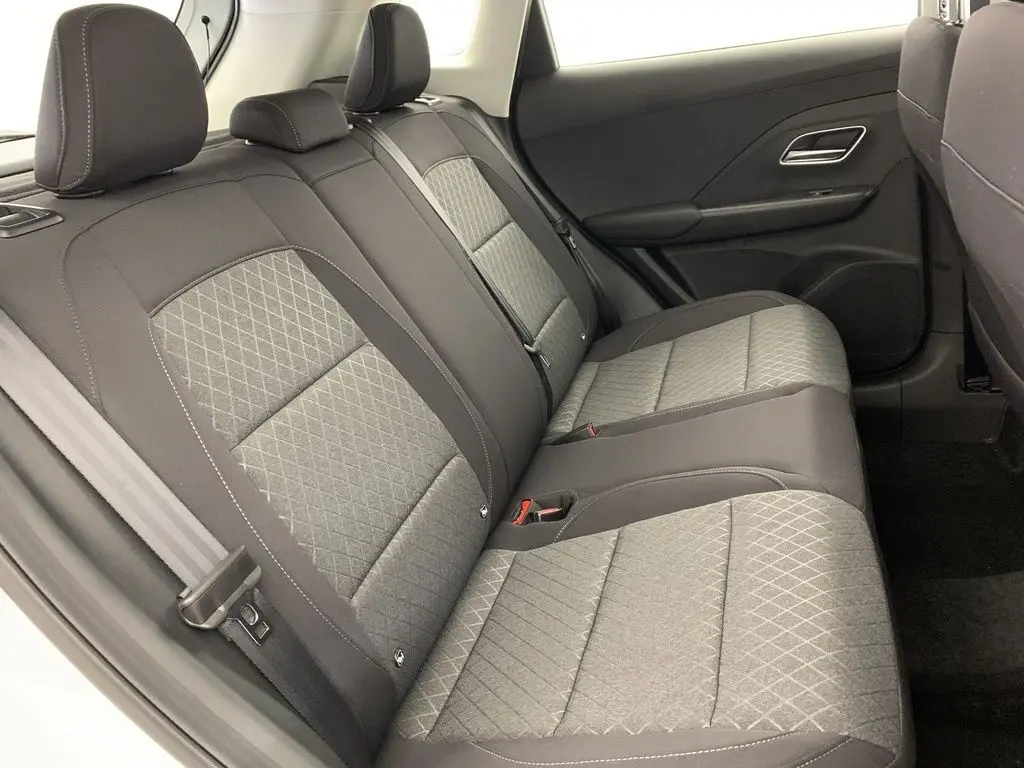 Vue intérieure côté droit des sièges arrière en tissu gris et noir du MG ZS 1.5L HYBRID+ 197CH 2026 blanc Dover White.