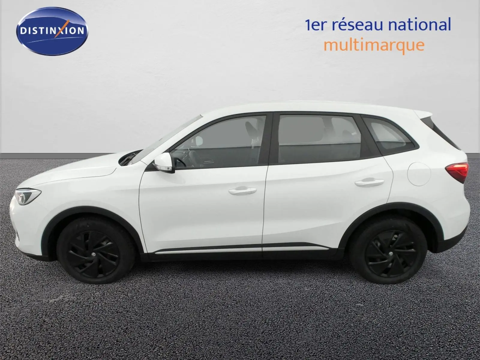 Vue de profil côté gauche du SUV MG ZS blanc Dover White avec jantes noires et vitres teintées.