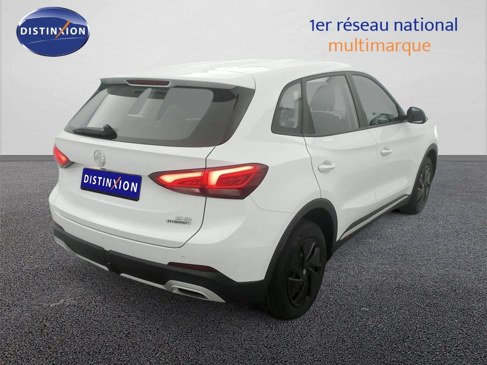 Vue 3/4 arrière droite du MG ZS blanc Dover White 2026 avec feux LED et badge Hybrid visible.