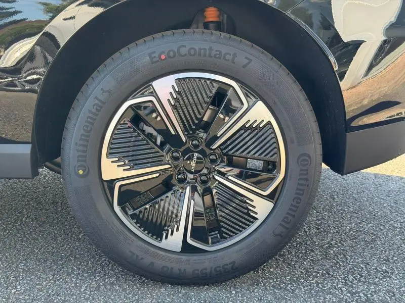 Gros plan sur la roue avant gauche du JAECOO J5 2026 en Carbon Crystal Black métal avec jante alu au design moderne.