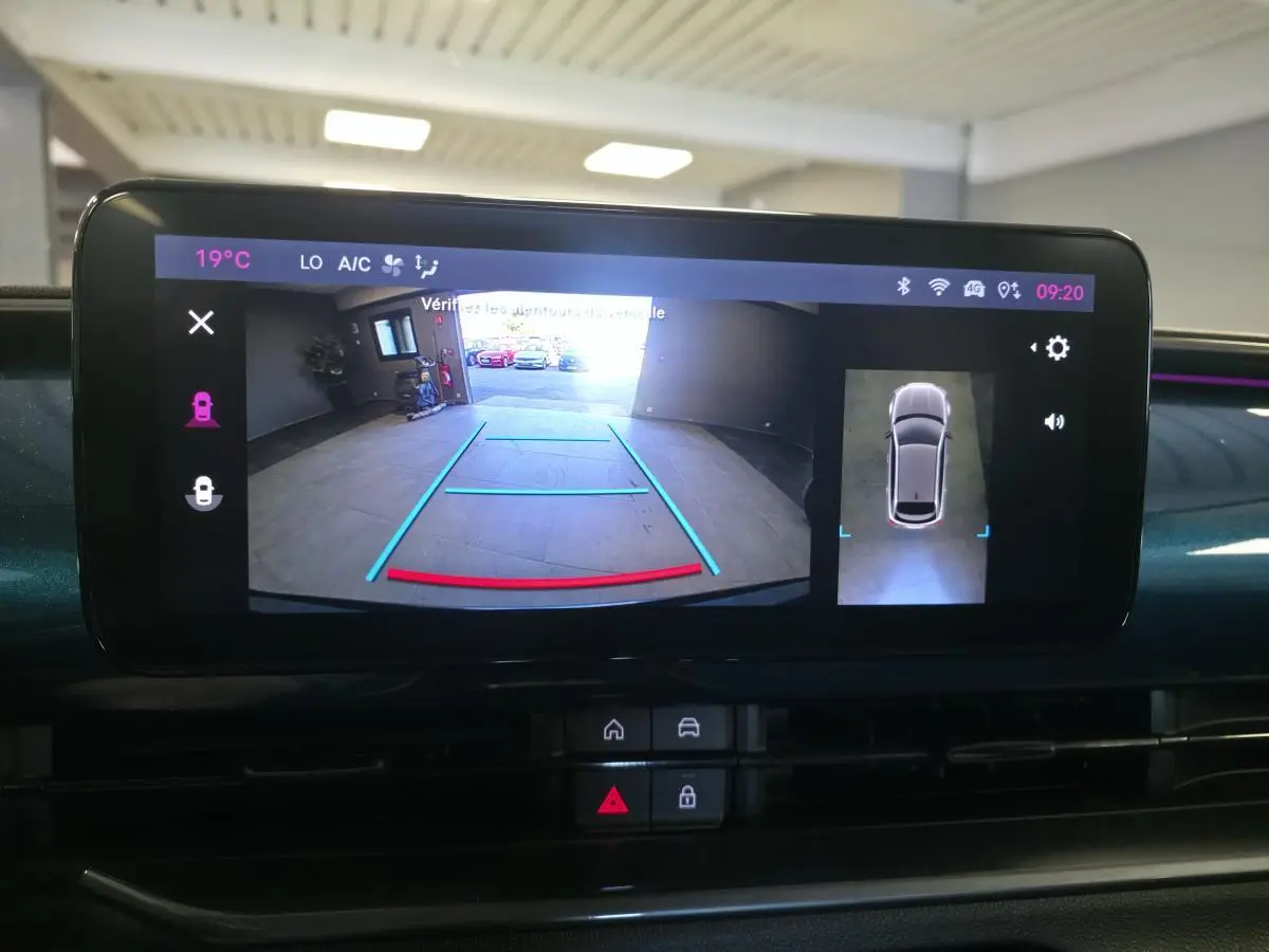 Écran multimédia de la FIAT 600 Hybrid bleu montrant la caméra de recul 180° avec vue arrière et top-view du véhicule.