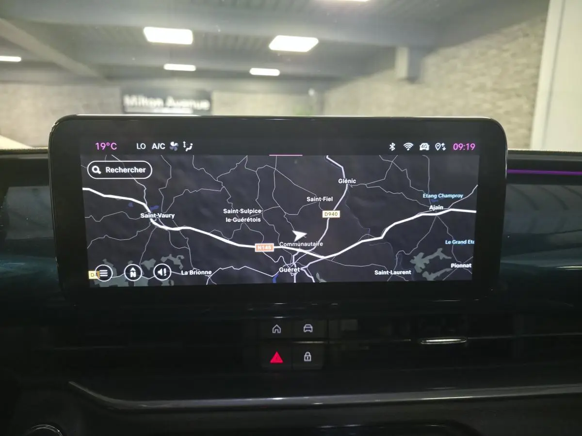 Écran tactile central affichant la navigation GPS dans l'habitacle d'une FIAT 600 bleu, vue intérieure frontale.