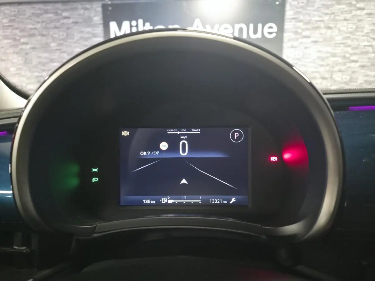 Vue rapprochée du combiné d'instrumentation numérique 7 pouces de la Fiat 600 Hybrid bleue, affichant 0 km/h.