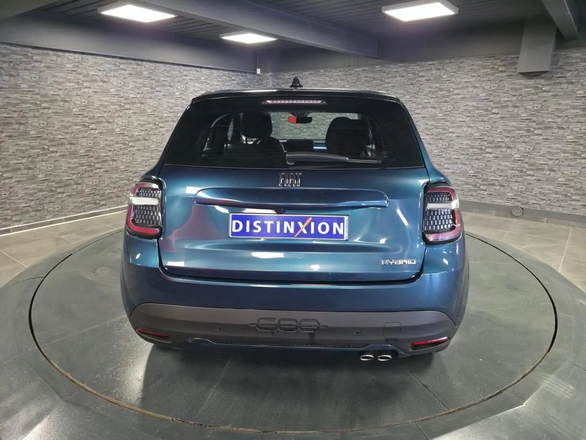 Vue arrière d'une FIAT 600 hybride bleu métallisé avec feux LED et double sortie d'échappement chromée.