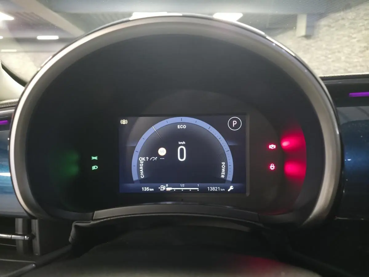 Vue rapprochée du combiné d'instruments numérique de la FIAT 600 Hybrid 2025 affichant la vitesse à 0 km/h.