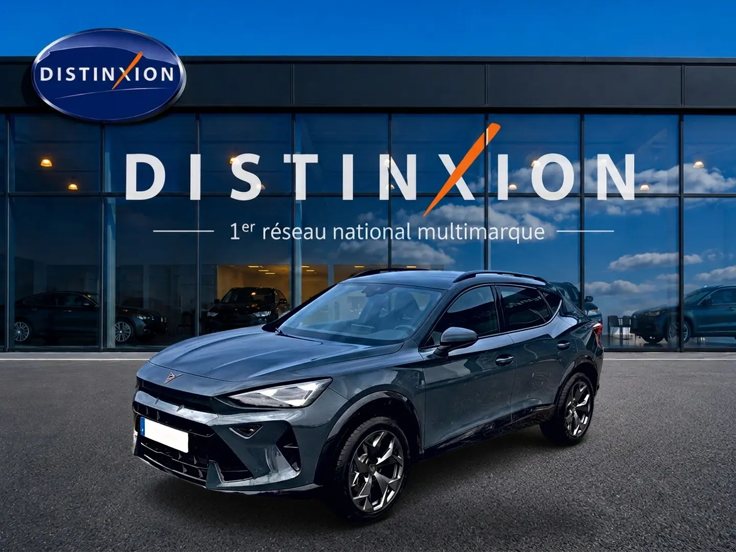 SUV CUPRA Formentor bleu fjord vu en 3/4 avant droit devant une vitrine Distinxion.