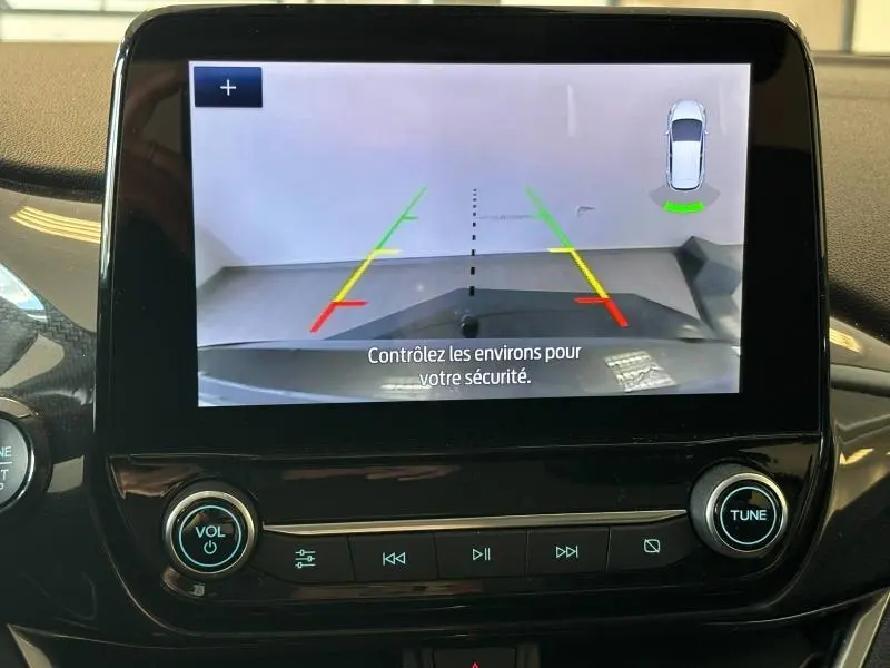 Écran tactile de la Ford Fiesta 2022 montrant la caméra de recul avec guidage coloré et alertes de sécurité.