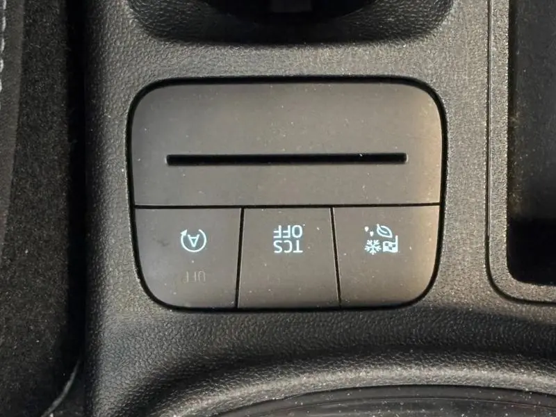 Gros plan sur les boutons de commande du système TCS et arrêt automatique du moteur dans une Ford Fiesta 2022 Fashion Gris Magnetic.