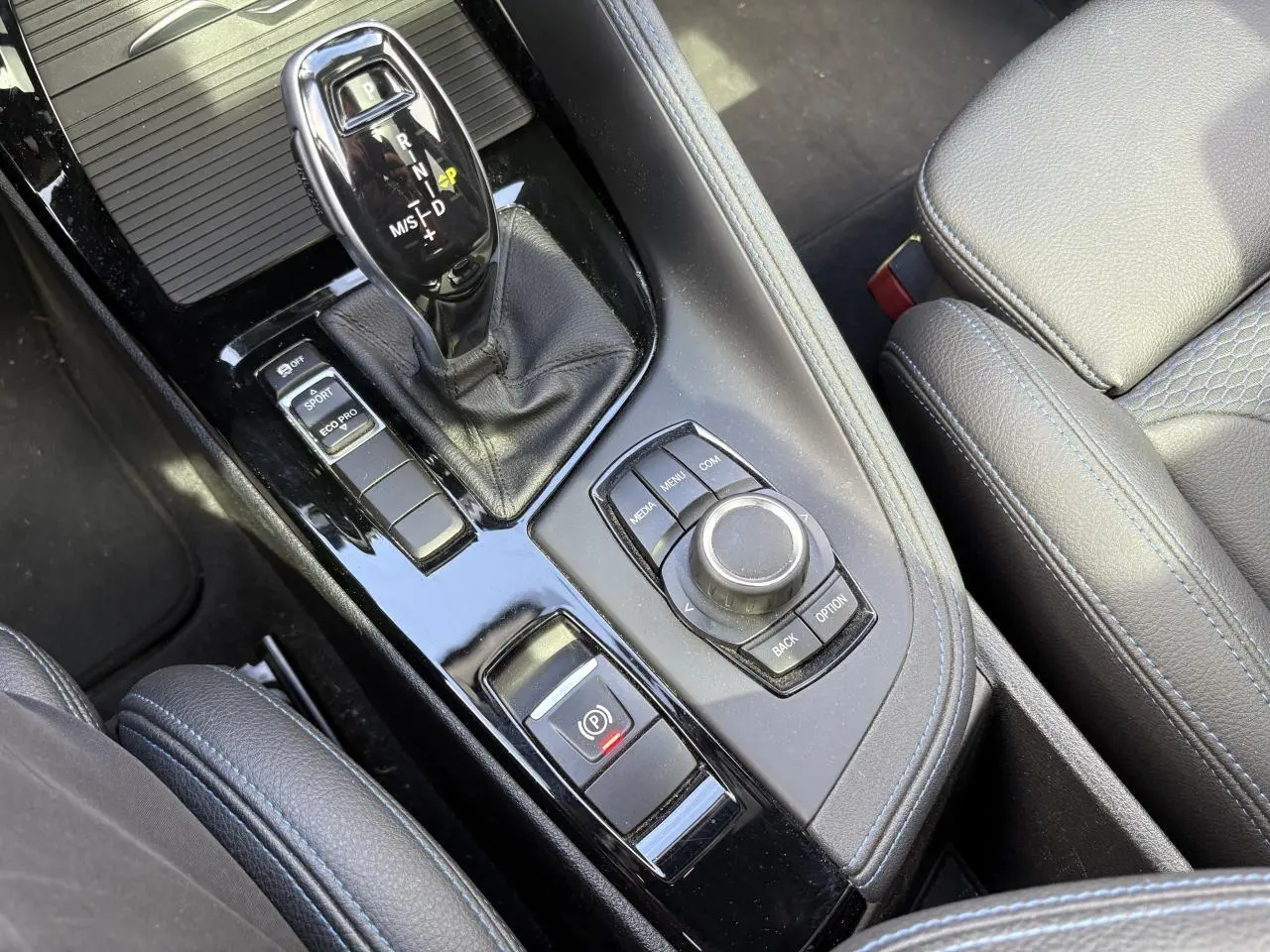 Console centrale en cuir noir avec levier de vitesses automatique et commandes multimédia du BMW X2 blanc Alpin 2021.