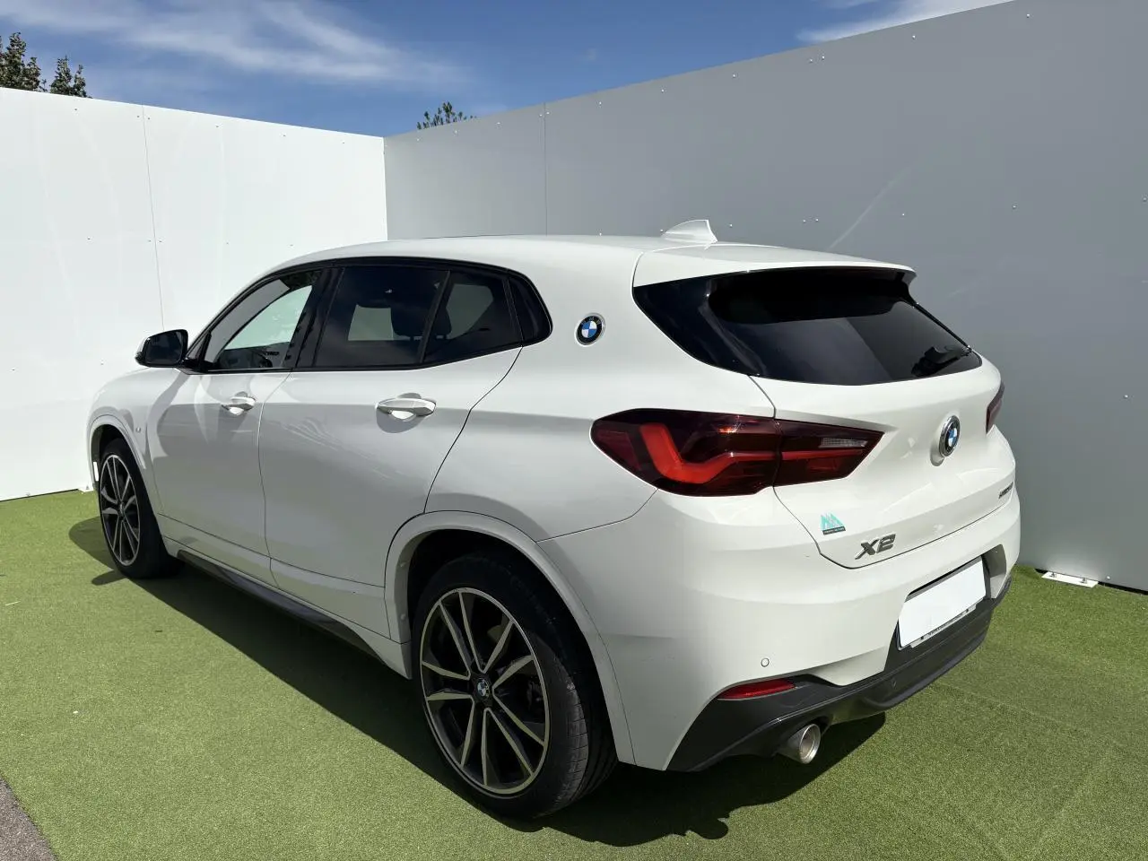 BMW X2 blanc alpin vue 3/4 arrière droit avec jantes 19 pouces et toit ouvrant panoramique en verre