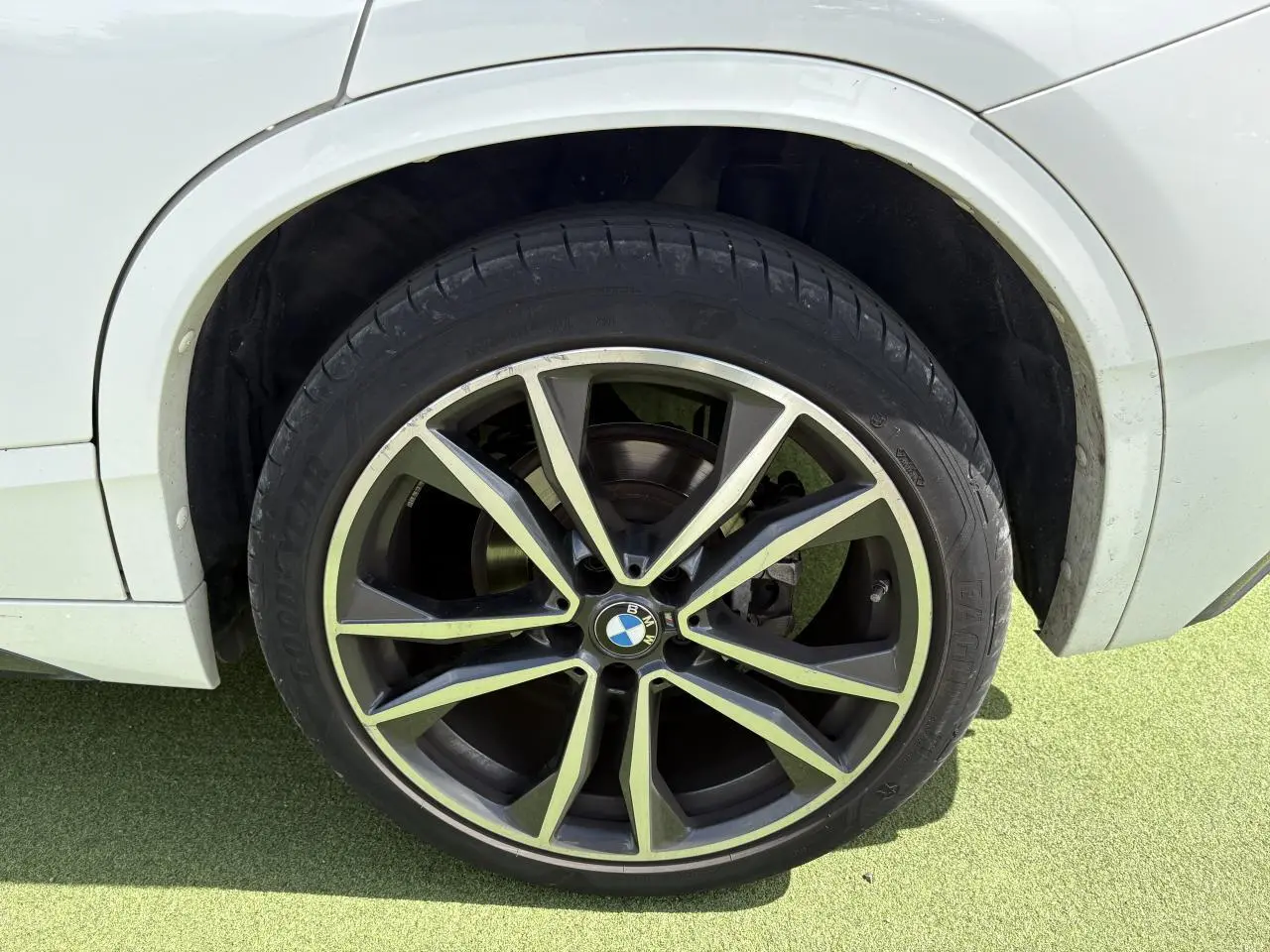 Gros plan sur la roue arrière droite d'une BMW X2 blanche avec jante alliage 19 pouces style 715 M.