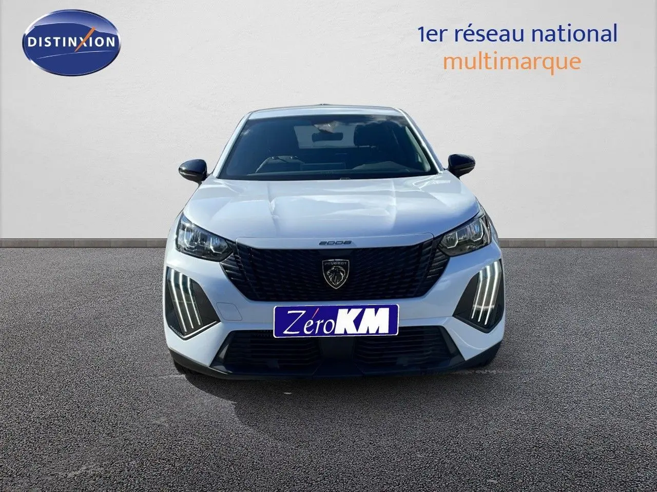 Vue frontale d'un Peugeot 2008 blanc Okenite Metal avec feux LED distinctifs et calandre noire élégante.