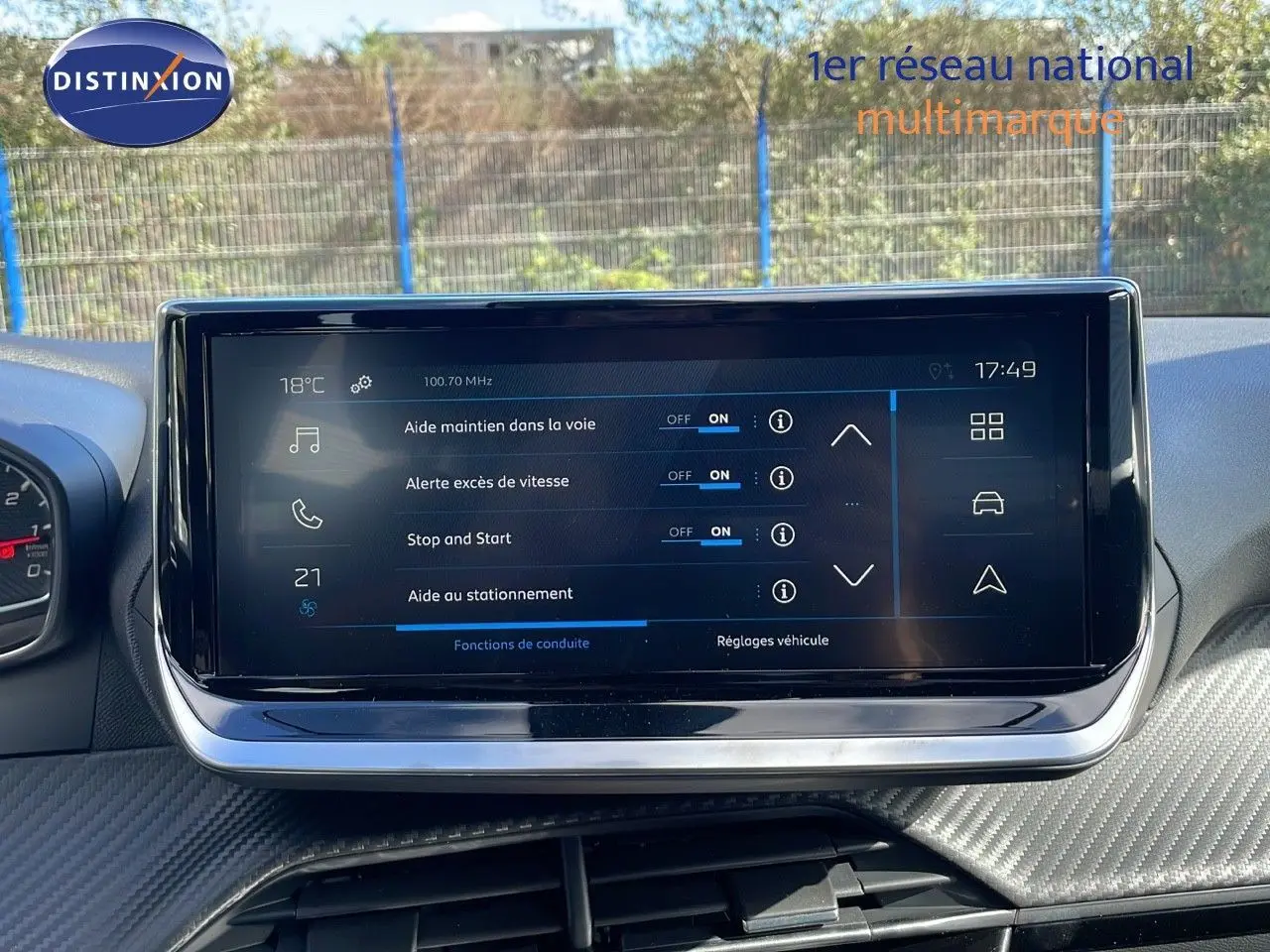 Écran tactile central du Peugeot 2008 blanc Okenite Metal affichant les aides à la conduite et réglages véhicule.