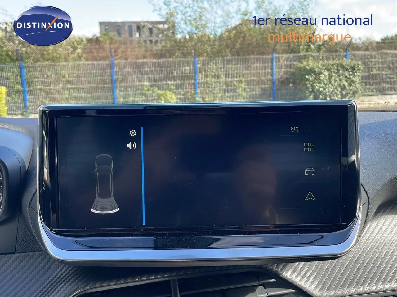 Écran tactile central du tableau de bord du Peugeot 2008 2025, affichant l'aide au stationnement.