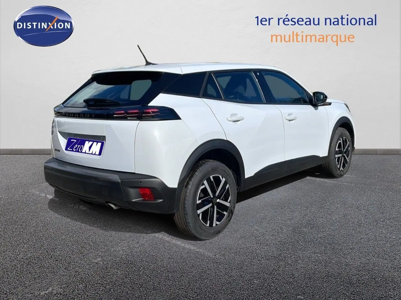 Peugeot 2008 blanc Okenite métal en 3/4 arrière droit, avec feux arrière LED et jantes noires bicolores.