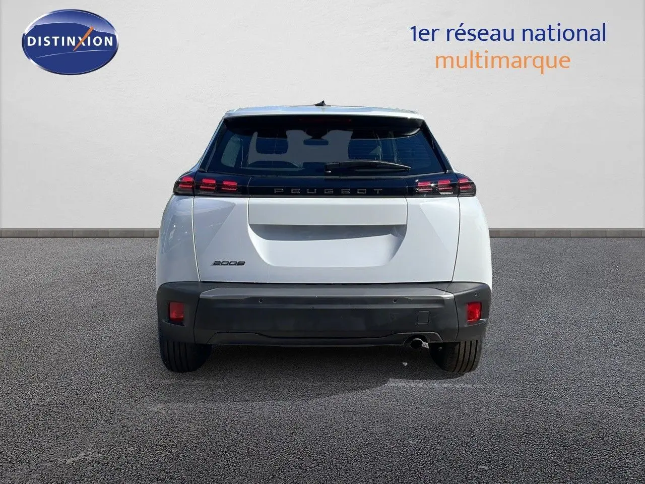 Vue arrière d'un Peugeot 2008 blanc Okenite Metal avec feux LED et hayon noir contrasté sur fond neutre.