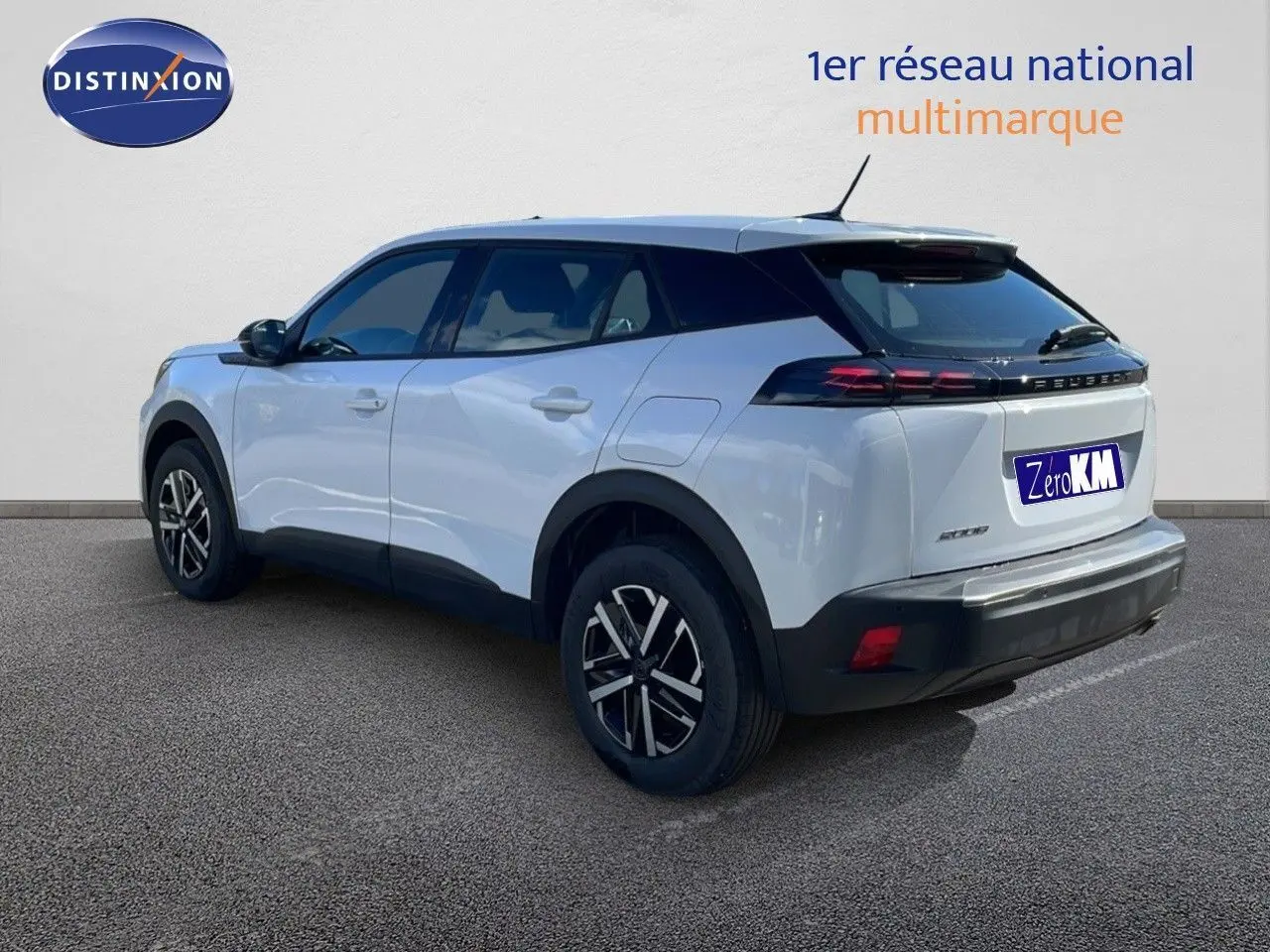 Vue 3/4 arrière droite d'un Peugeot 2008 blanc Okenite avec toit noir et feux arrière LED distinctifs.