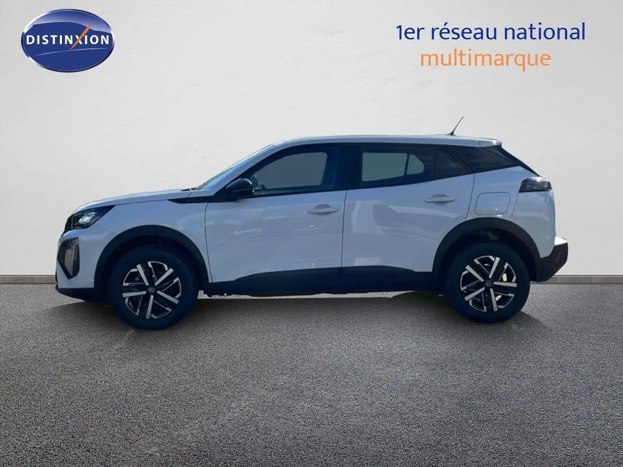 Profil côté gauche du Peugeot 2008 blanc Okenite Metal 2025 avec jantes noires et toit noir contrasté.