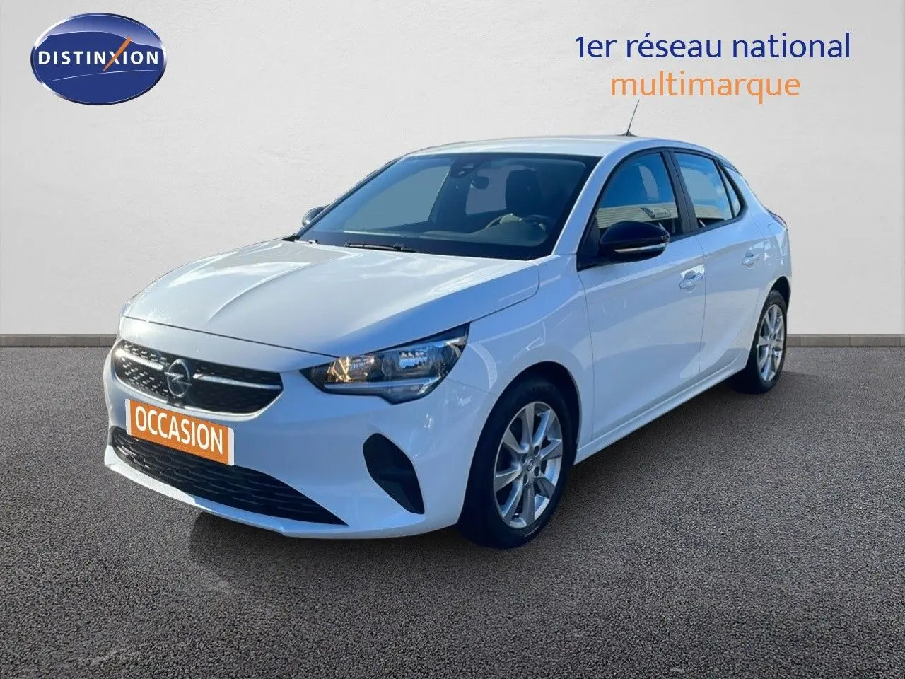 Opel Corsa blanc glacier vue 3/4 avant droit sur fond neutre avec plaque occasion orange visible