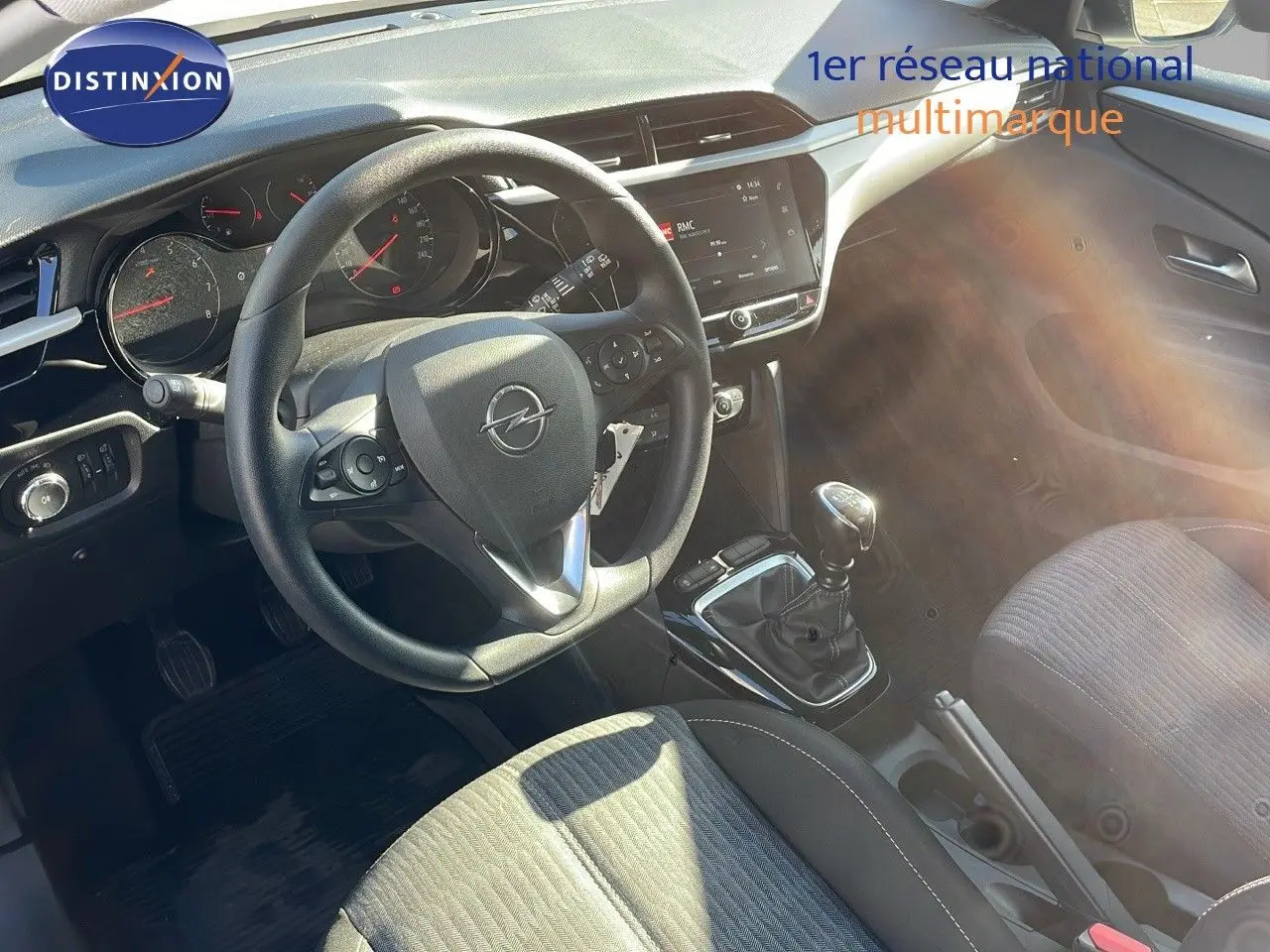 Vue intérieure de l’Opel Corsa 1.5D 102CH Edition 2022 montrant le volant, la boîte manuelle et les sièges tissu gris.