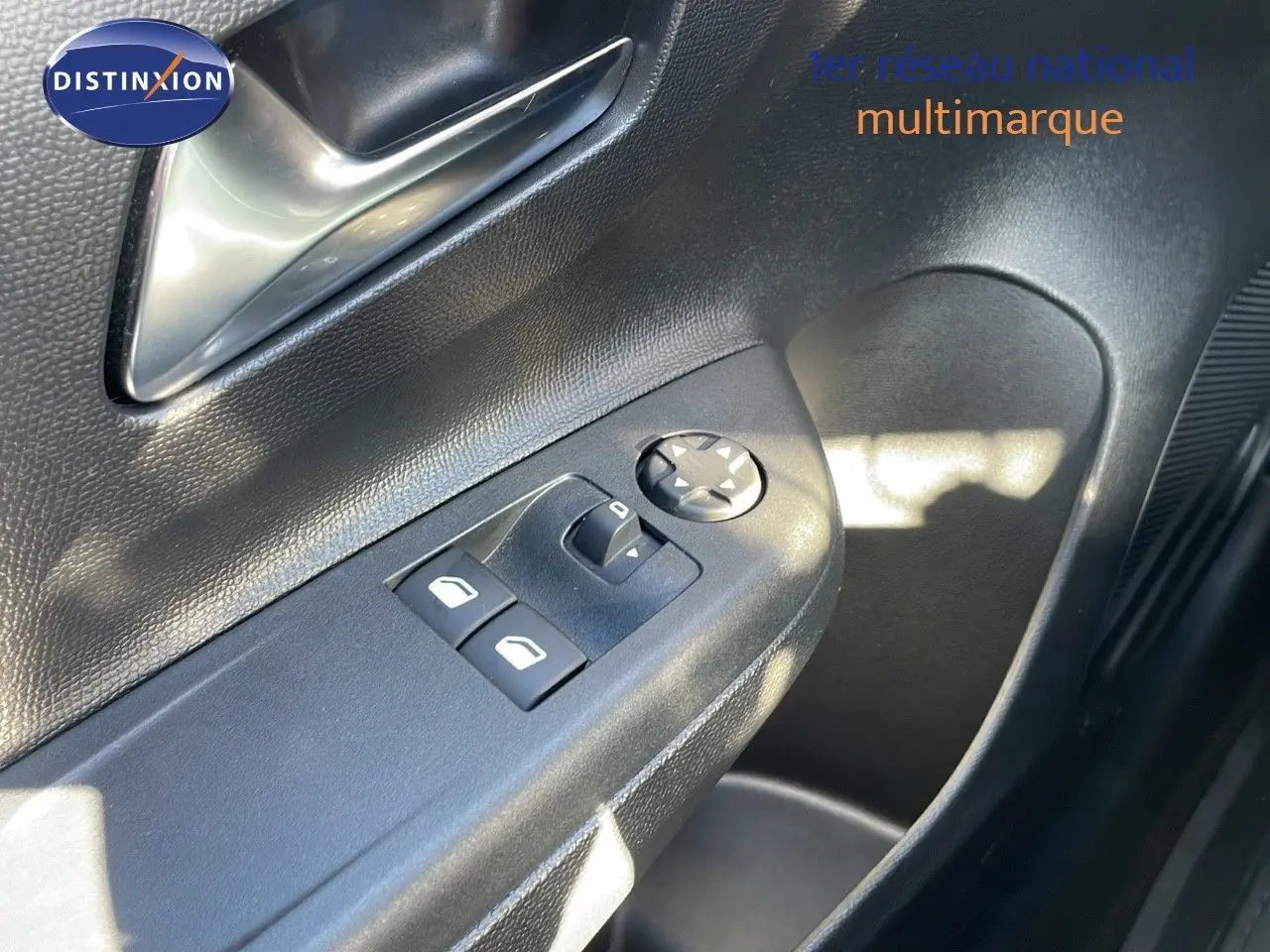 Gros plan sur la commande des vitres électriques côté conducteur de l'Opel Corsa blanc glacier 2022.