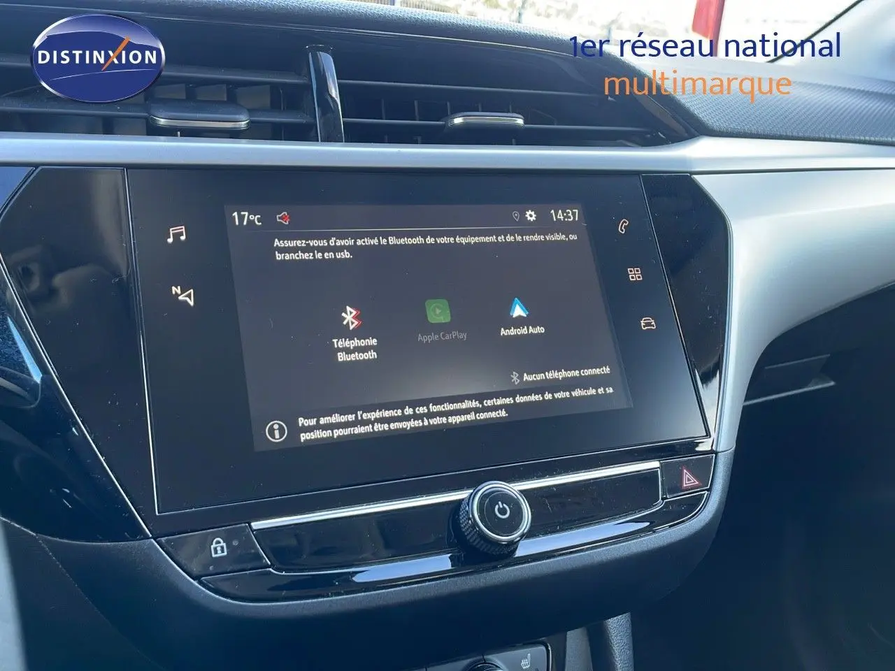 Écran tactile central avec interface Bluetooth et Apple CarPlay dans l'habitacle d'une Opel Corsa blanche 2022.