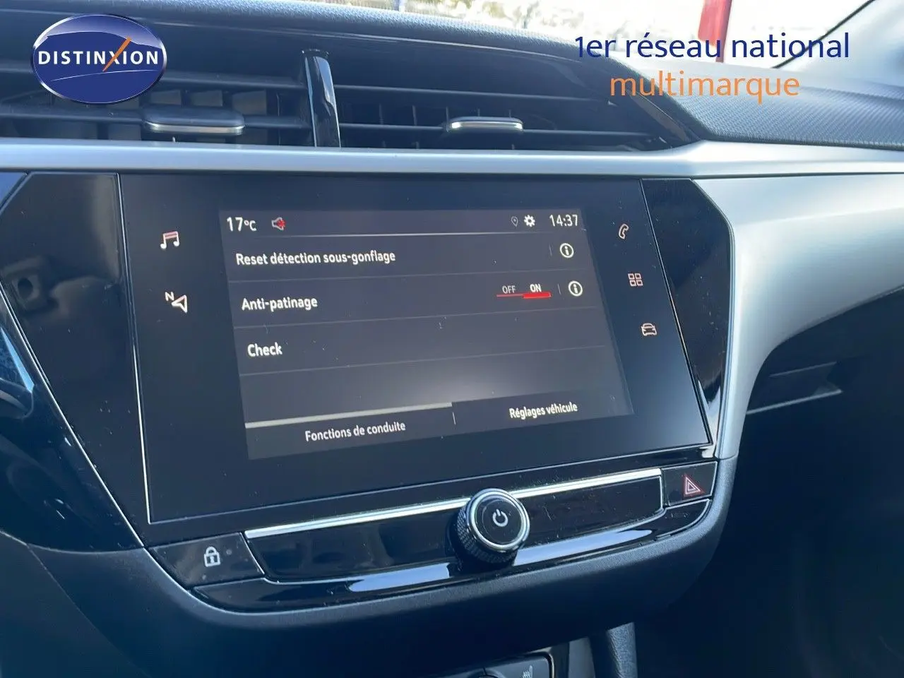 Écran tactile central de l'Opel Corsa blanc glacier 2022 montrant les réglages d'assistance à la conduite