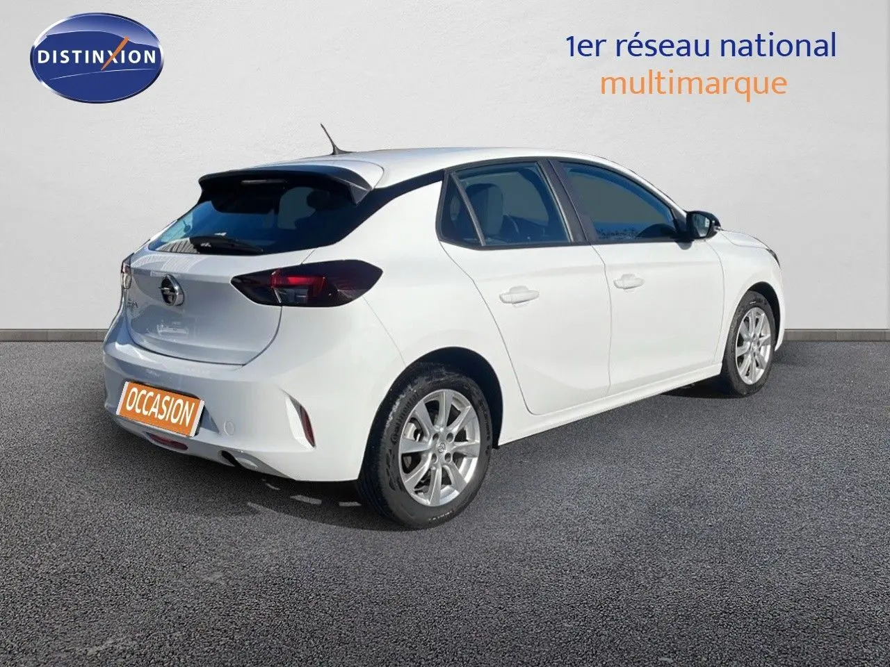 Opel Corsa blanc glacier vue 3/4 arrière droit, compacte cinq portes avec jantes alliage et vitres teintées.