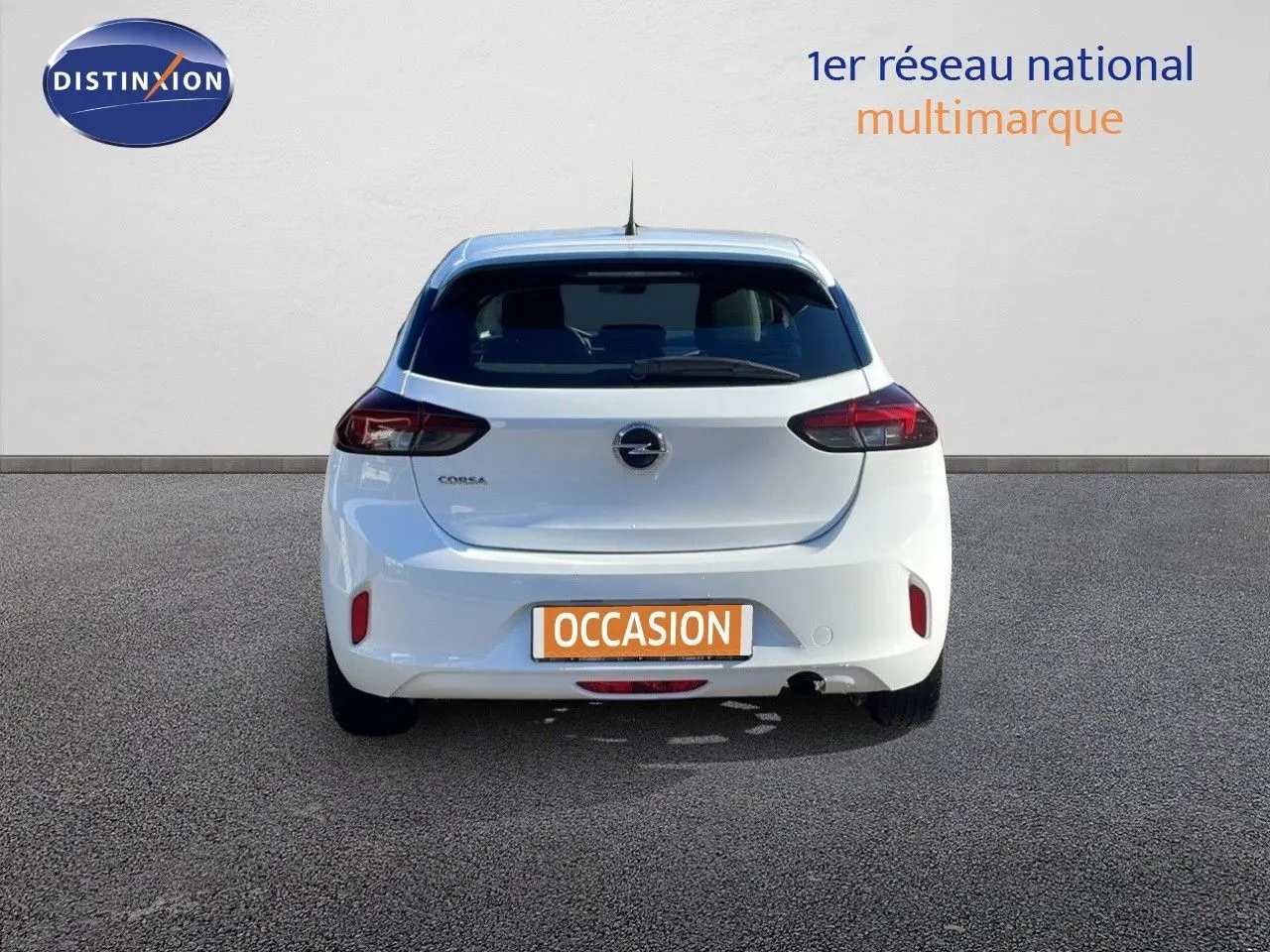 Vue arrière d'une Opel Corsa blanche glacier 2022 avec feux arrière sombres et plaque d'occasion visible.