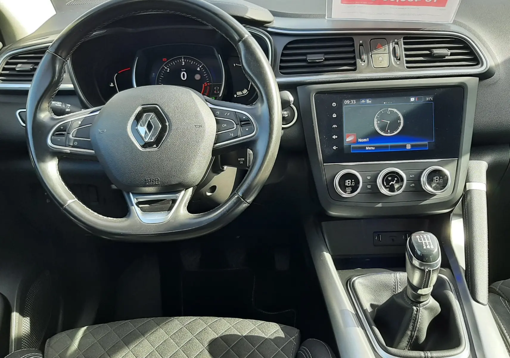 Vue intérieure avant du Renault Kadjar 1.5 Blue dCi 115ch Intens 2021, volant cuir et levier de vitesse manuel visibles.