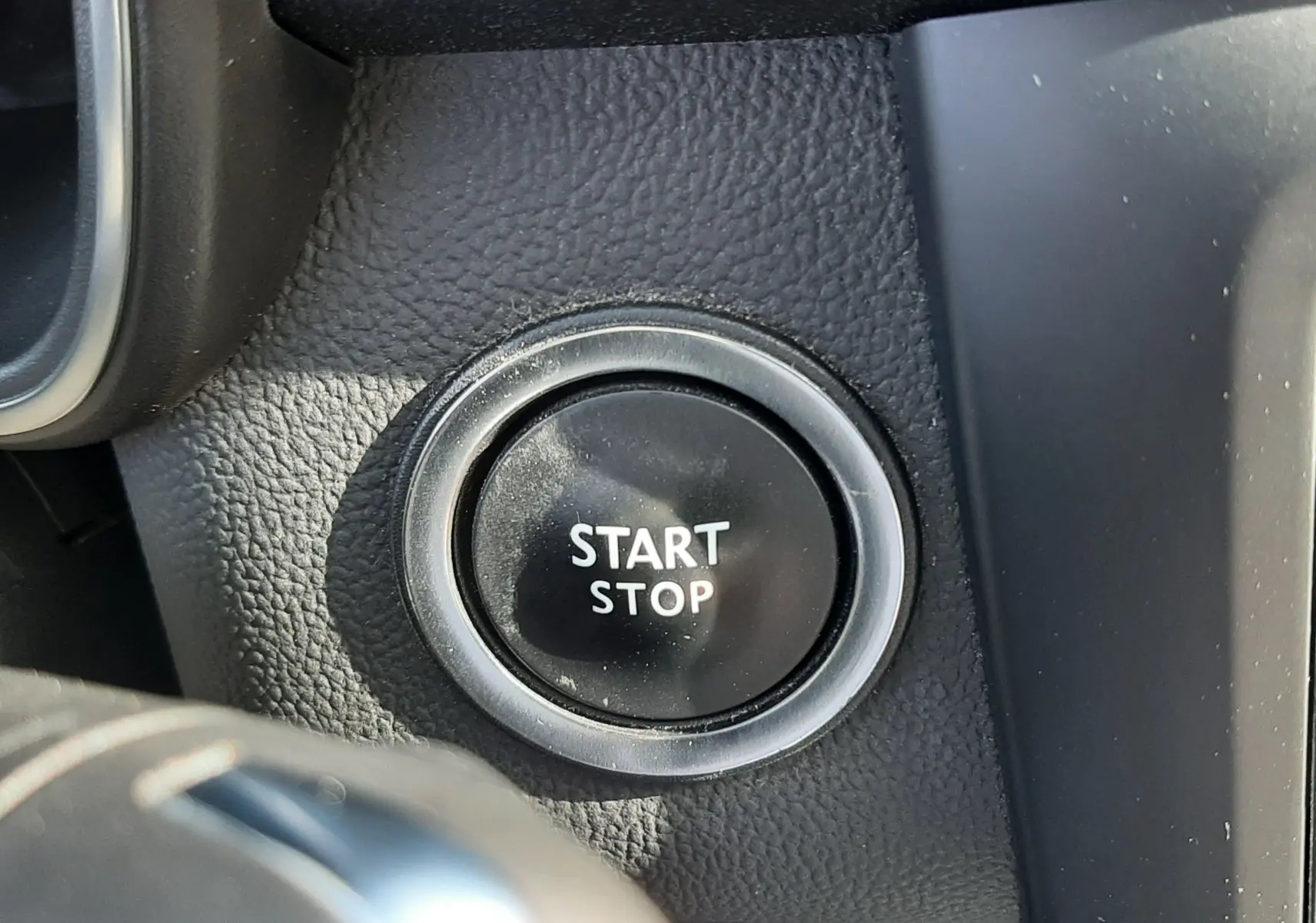 Bouton Start Stop en gros plan sur tableau de bord noir du Renault Kadjar 1.5 Blue dCi 115ch Intens 2021.