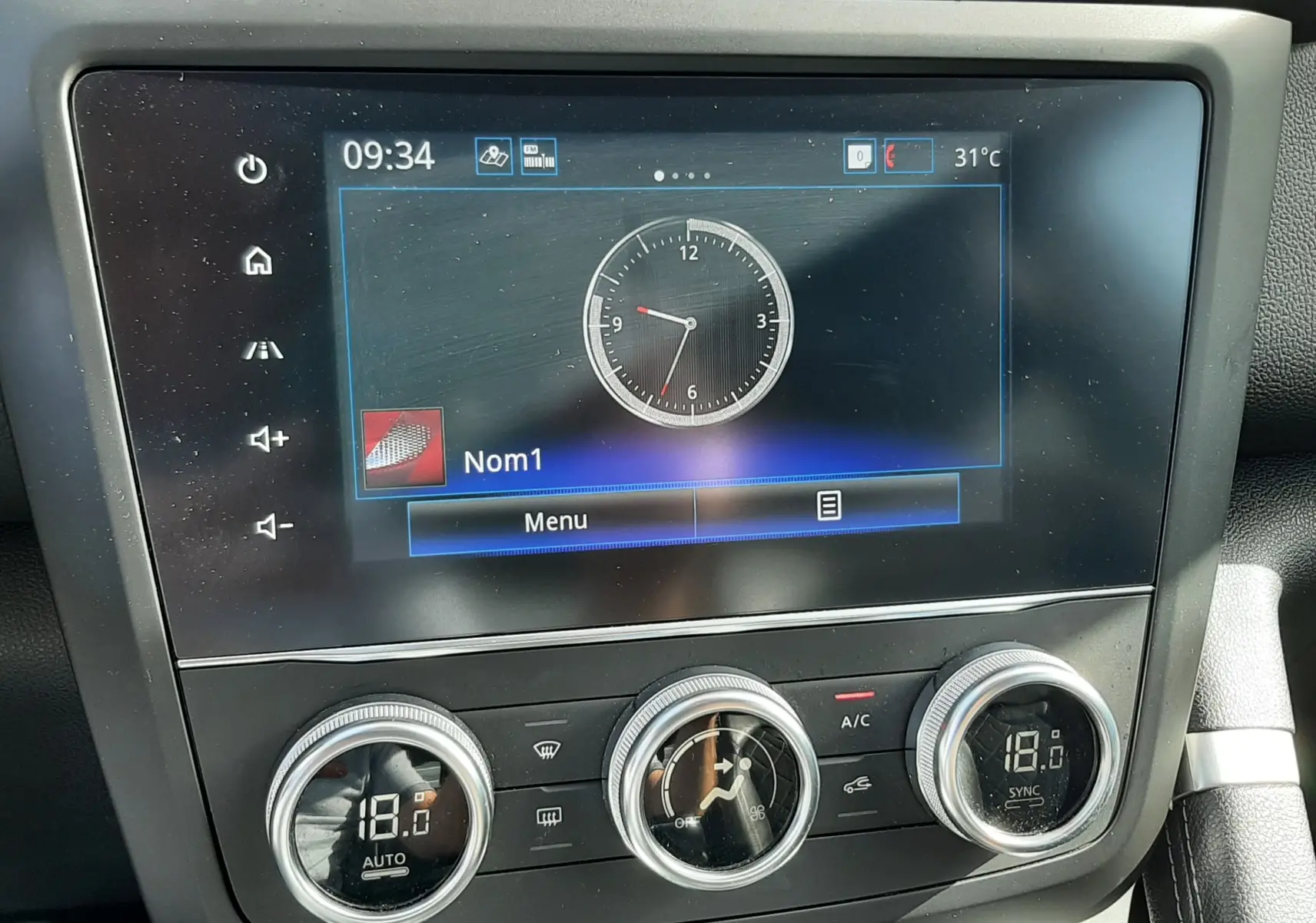 Écran tactile central et commandes de climatisation du tableau de bord du Renault Kadjar gris titanium 2021.