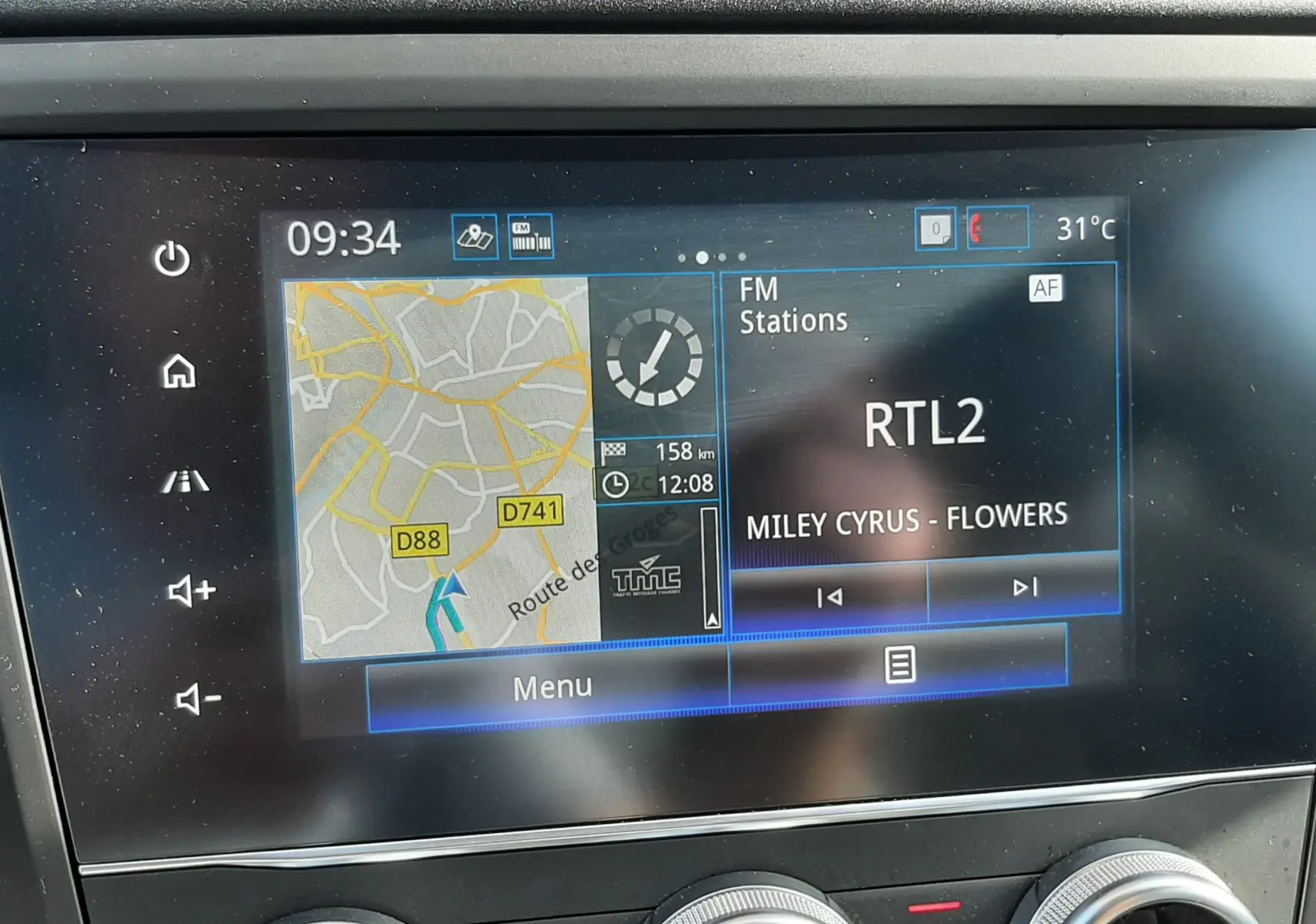 Vue rapprochée de l’écran multimédia et des commandes de climatisation du Renault Kadjar gris titanium, affichant la radio RTL2.