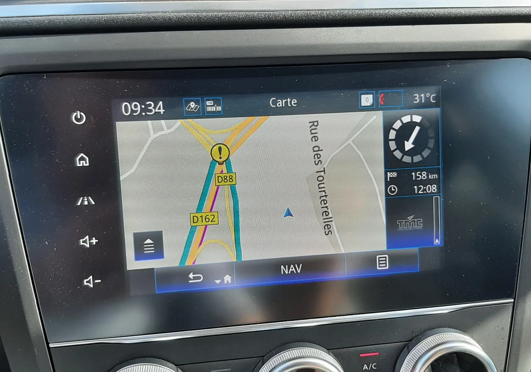 Écran central tactile du Renault Kadjar 2021 gris titanium montrant la navigation et commandes climatisation.