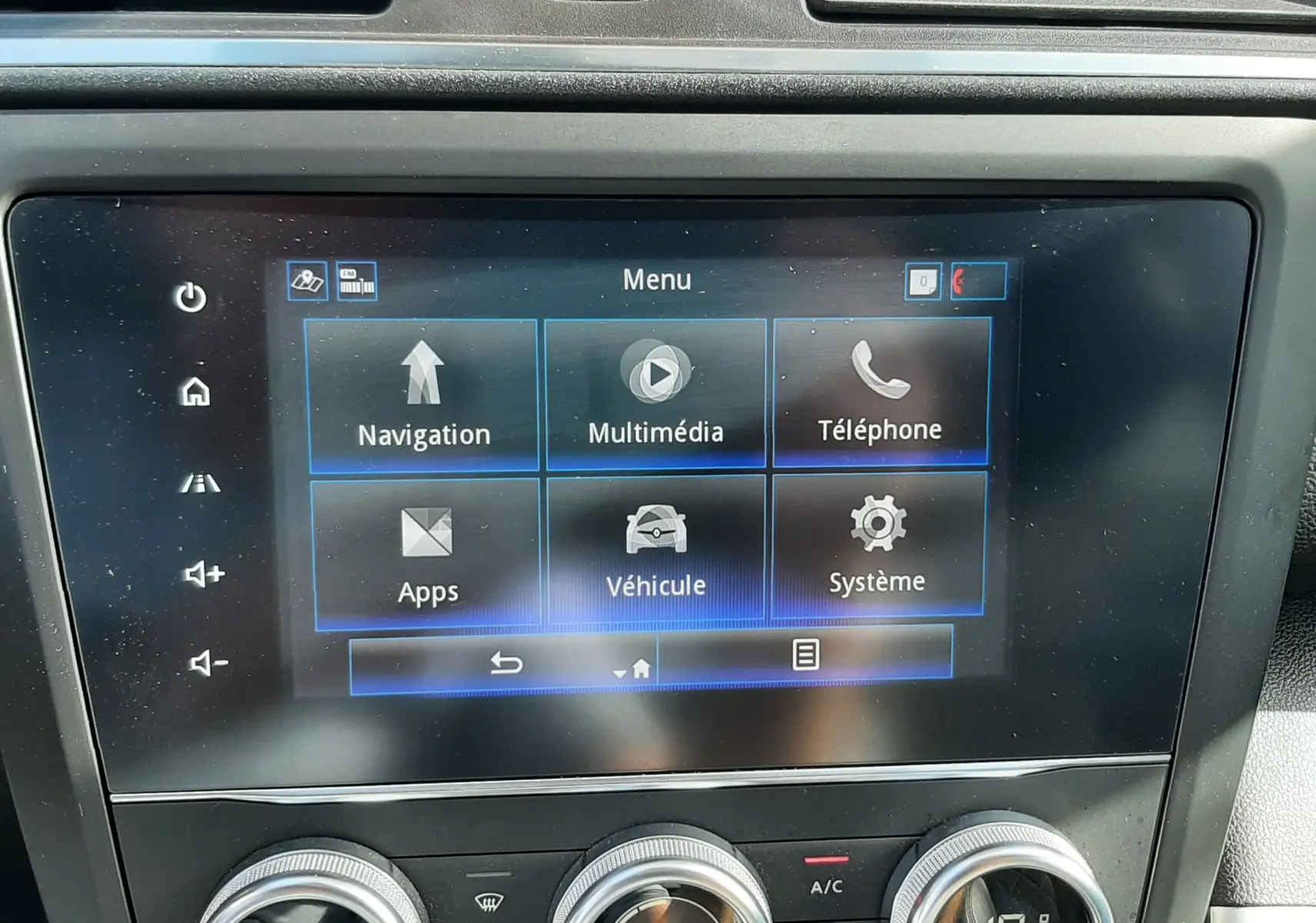 Vue rapprochée de l’écran tactile et des commandes de climatisation du Renault Kadjar gris titanium, intérieur noir.