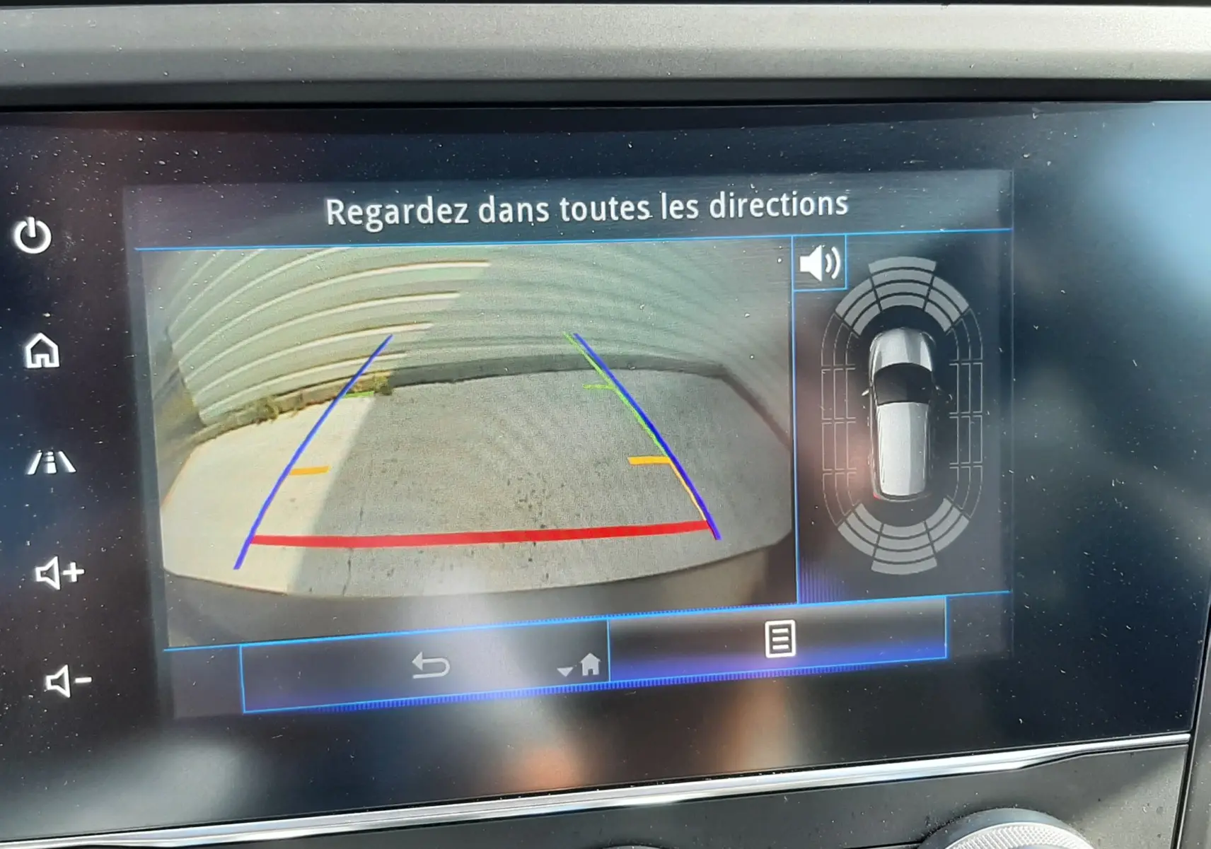 Écran intérieur du Renault Kadjar 1.5 Blue dCi 115ch Intens montrant la caméra de recul avec lignes de guidage colorées.
