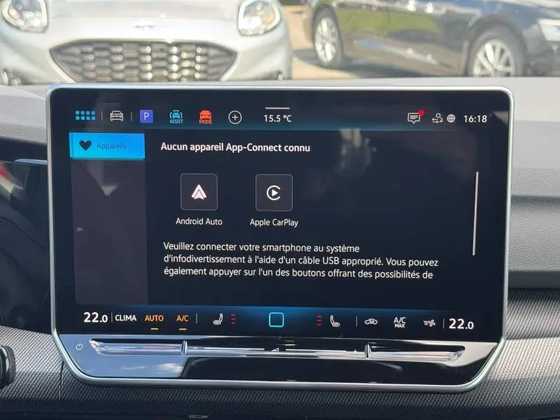 Écran tactile central de la Volkswagen Golf 1.5 eTSI R-Line 2026, affichant la connexion Android Auto et Apple CarPlay.
