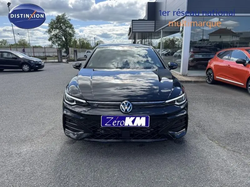 Vue avant d'une Volkswagen Golf 1.5 eTSI EVO2 R-Line noire Grenadilla métallisée avec calandre et phares LED distinctifs.