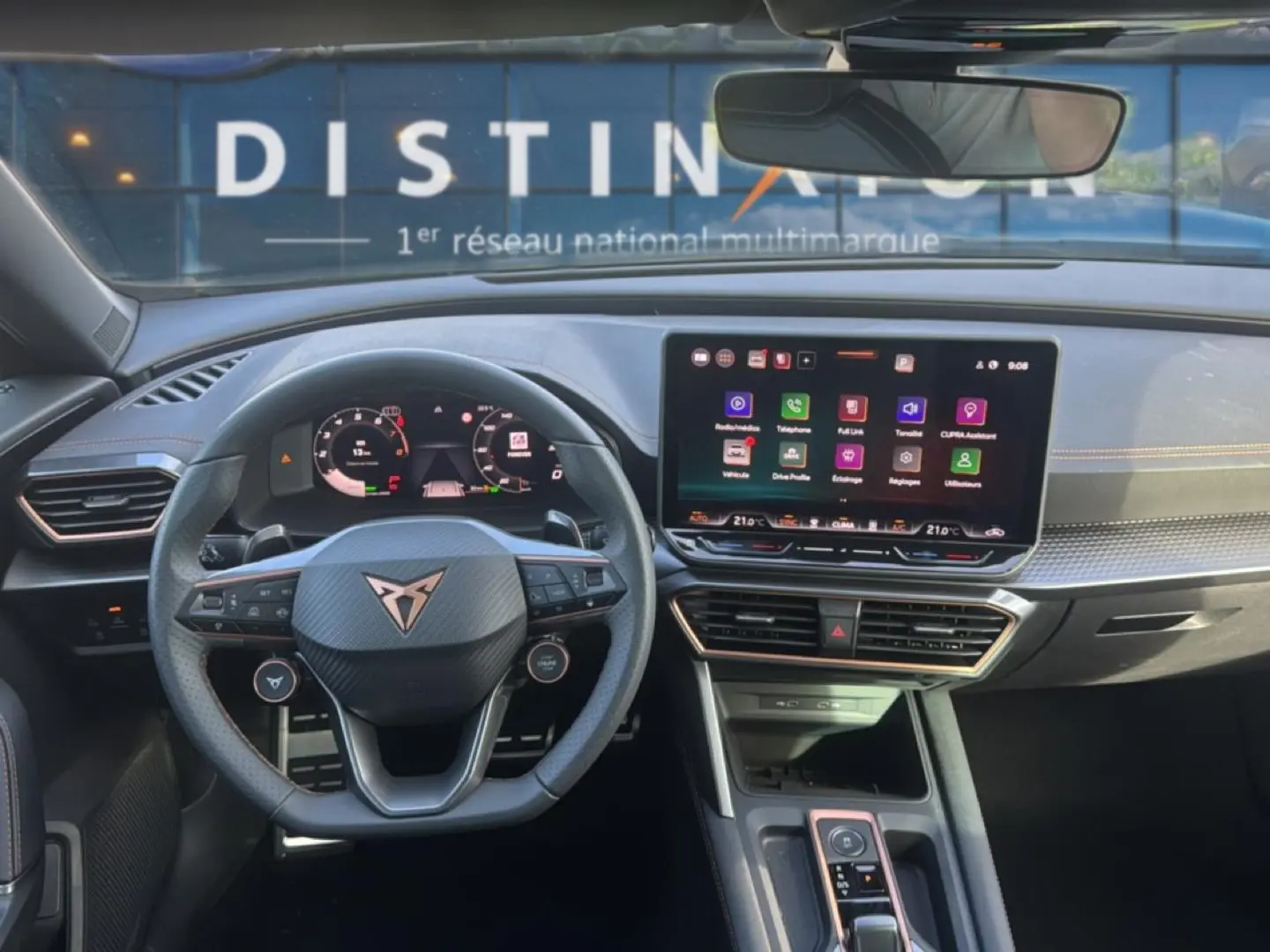 Vue intérieure avant du CUPRA Formentor 1.5 eTSI hybrid 2026, volant cuir sport et écran tactile central.