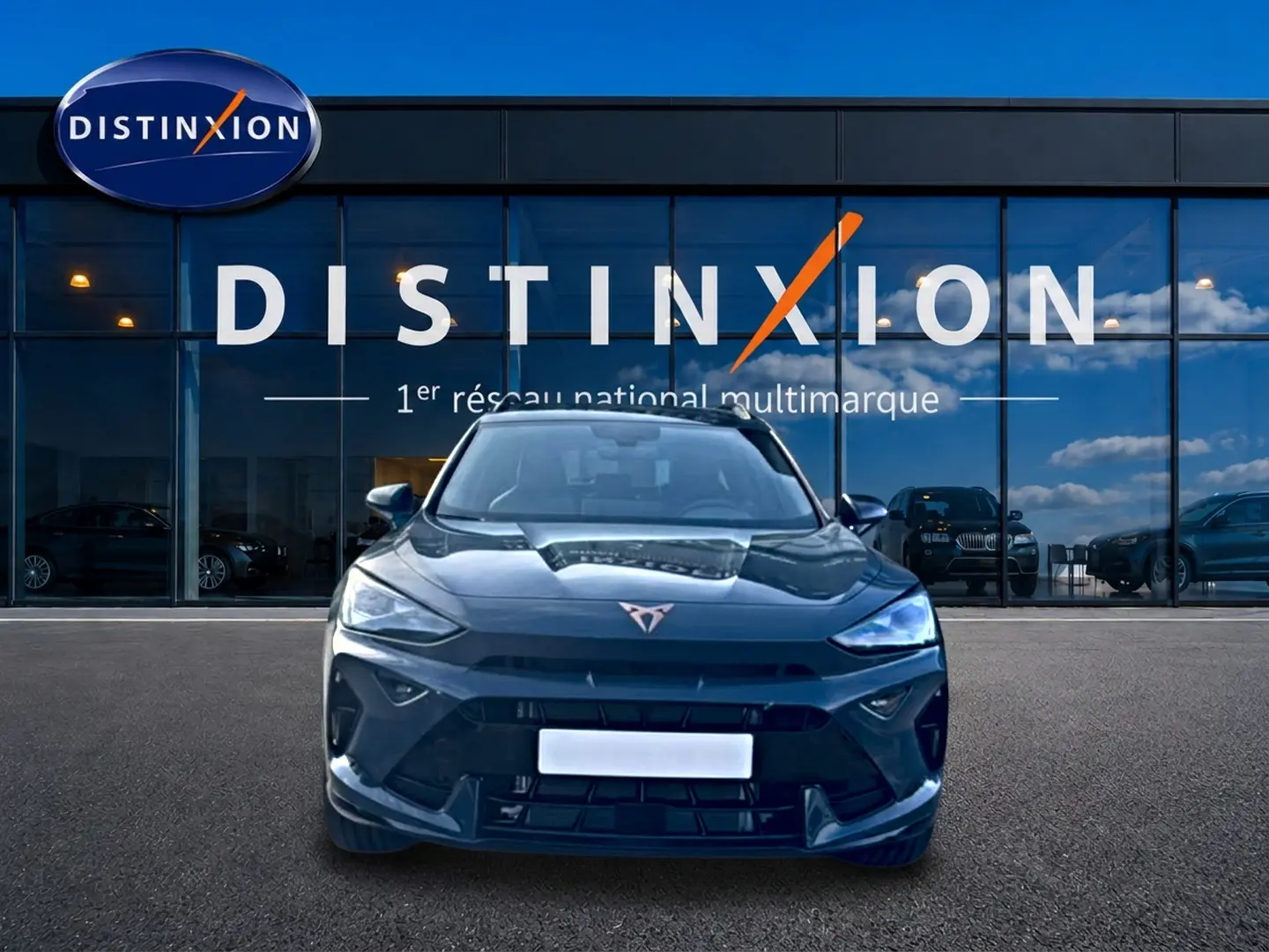 Vue frontale d'un CUPRA Formentor 1.5 etsi hybrid bleu fjord, avec calandre et logo CUPRA bien visibles.